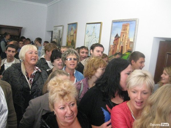 Скандал у Луцькраді: депутати «забарикадувалися» і не пускають пікетувальників. ФОТО. ВІДЕО