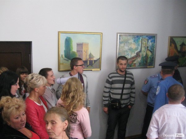 Скандал у Луцькраді: депутати «забарикадувалися» і не пускають пікетувальників. ФОТО. ВІДЕО