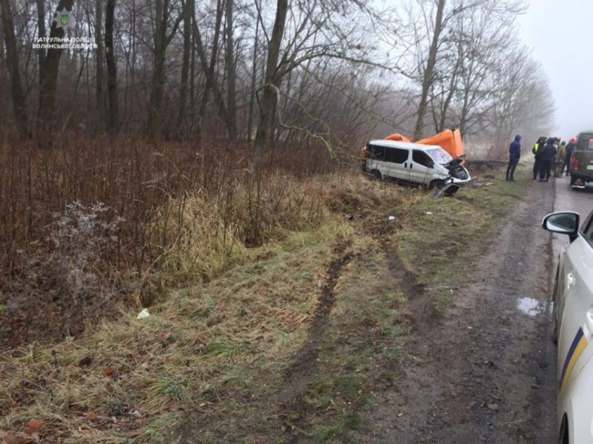 На Волині в аварії буса склало вдвоє. ФОТО