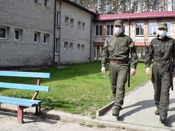 Нацгвардійці та поліція взяли під варту ліцей, який є одним із місць для обсервації на Волині. ФОТО