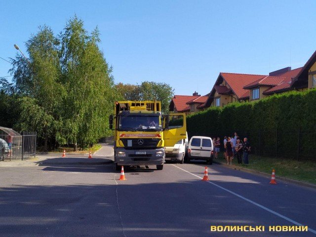У Луцьку – подвійна аварія за участю сміттєвоза, легковика та буса. ФОТО