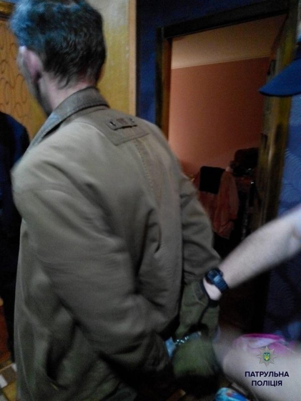 У Луцьку п'яний чоловік з сокирою хотів вибити двері в квартиру. ФОТО