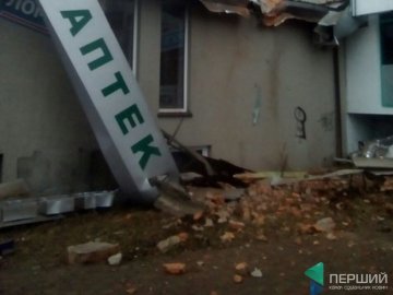 У Луцьку через сильний вітер обвалилась частина будинку
