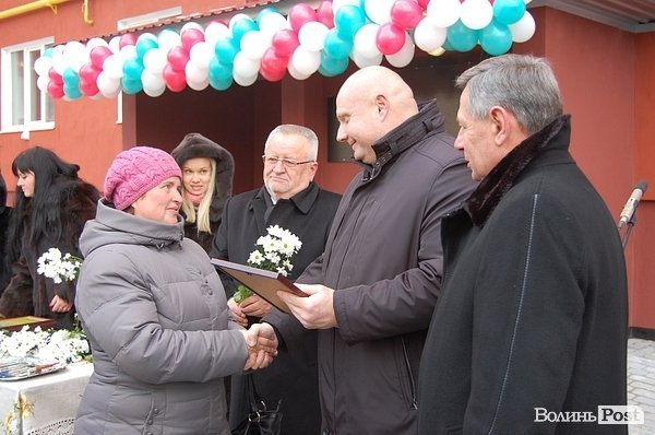 У Луцьку підлеглий Азарова роздав ключі від квартир. ФОТО