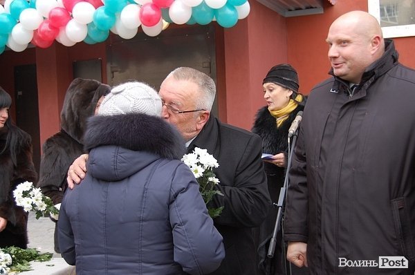 У Луцьку підлеглий Азарова роздав ключі від квартир. ФОТО