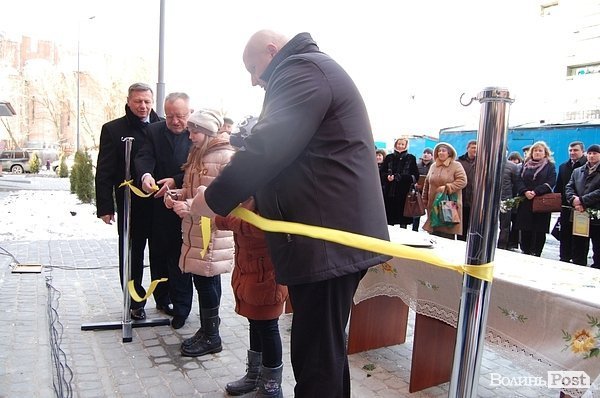 У Луцьку підлеглий Азарова роздав ключі від квартир. ФОТО