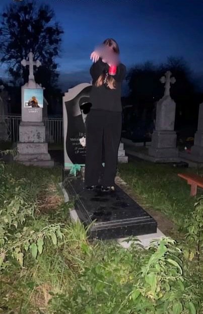 На Волині юнка зі спиртним влаштувала «фотосесію» на могилі