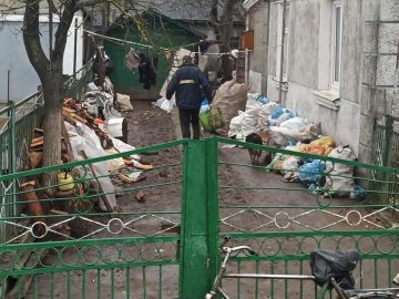 Нестерпний запах і бруд: лучанин влаштував сміттєзвалище на власному подвір'ї