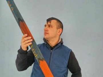 Сільський голова з Волині майструє флейти дощу