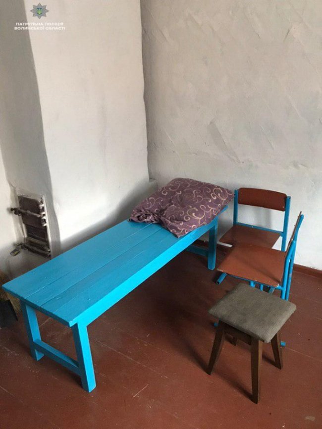 Патрульні показали, у яких умовах жили у волинській «глибинці» під час виборів. ФОТО