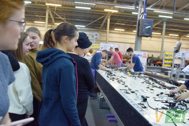 Луцьким школярам показали, як працює «Кромберг енд Шуберт». ФОТО