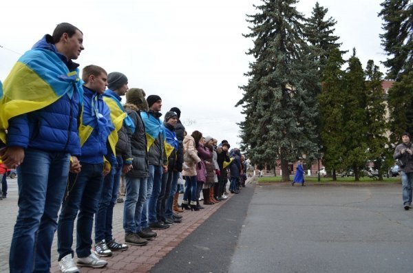 У Луцьку збудували «живий ланцюг» на підтримку євроінтеграції. ФОТО
