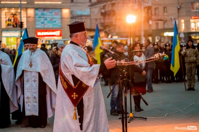 Квіти, сльози і свічки: у День Гідності та Свободи лучани вшанували пам'ять полеглих