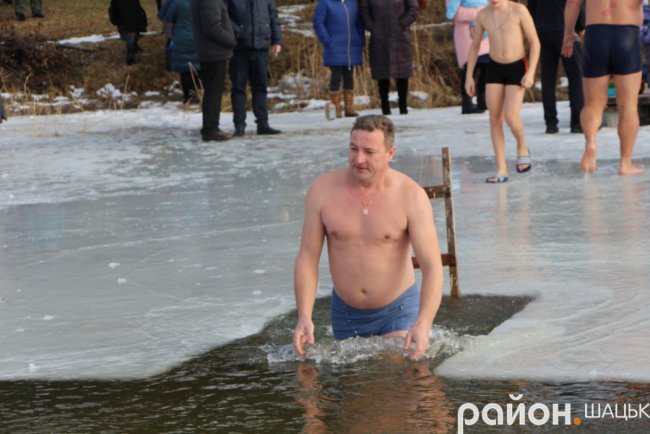 Поліцейські, депутати і підприємці: хто у крижану купіль волинського озера пірнав. ФОТО