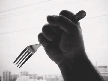 На Рівненщині чоловік на вулиці напав на дружину з виделкою