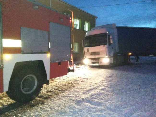 У селі поблизу Луцька рятувальники тросом витягали «швидку»