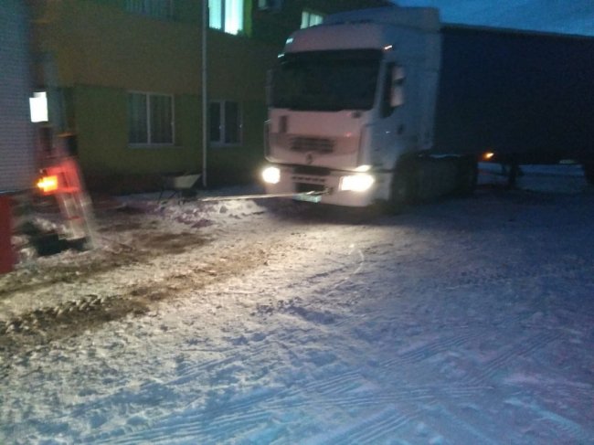 У селі поблизу Луцька рятувальники тросом витягали «швидку»