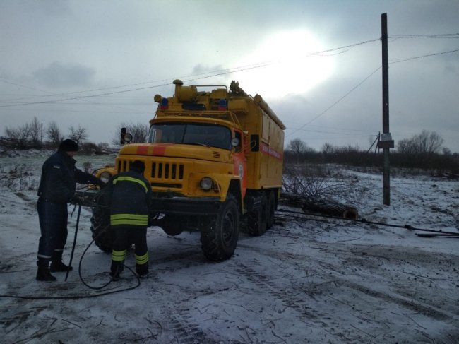У селі поблизу Луцька рятувальники тросом витягали «швидку»