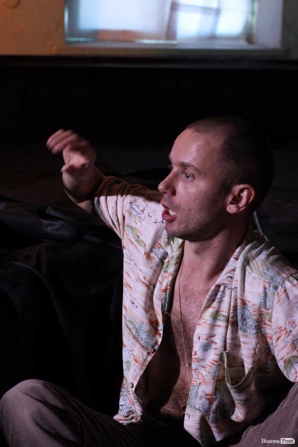 «Мандрівний вішак» у Луцьку епатував, дивував та змушував задуматись. ФОТО