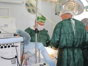 На Волині лікарі врятували чоловіка з ножовим пораненням серця