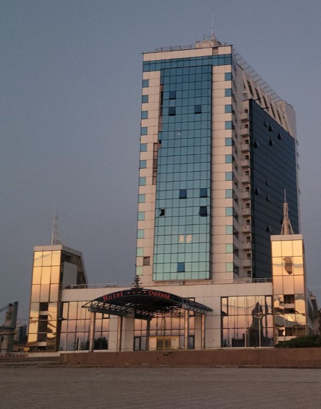 Нічна атака на Одесу: пошкоджені церква та готель на Морвокзалі