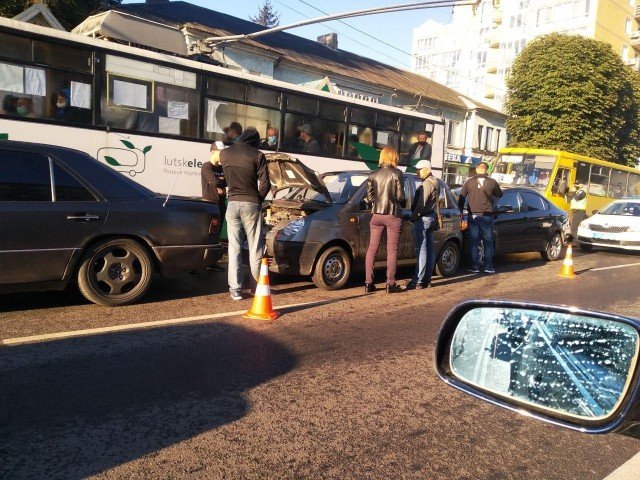У Луцьку на Ковельській зіткнулись три автівки. ФОТО