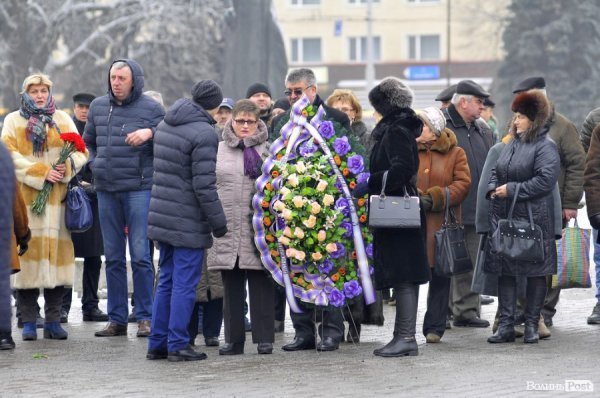 Фото прощання з міським головою Луцька Миколою Романюком