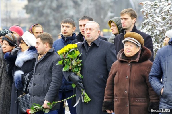 Фото прощання з міським головою Луцька Миколою Романюком
