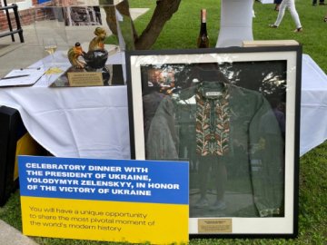 Вишиванку Зеленського продали на аукціоні за 100 тисяч доларів