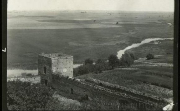 Оборонна вежа та мур на північно-східній частині монастиря