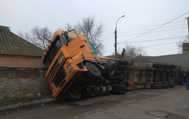 У Миколаєві фура з цибулею протаранила будинок. ФОТО