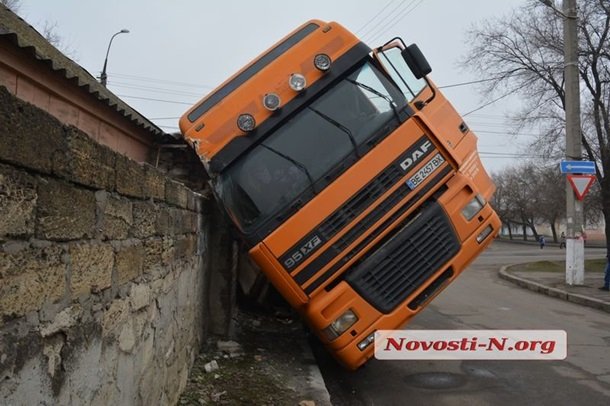 У Миколаєві фура з цибулею протаранила будинок. ФОТО
