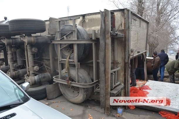 У Миколаєві фура з цибулею протаранила будинок. ФОТО