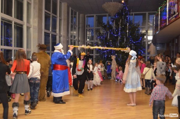  Ялинка, цукерки та мультяшні лемури: луцьким дітям влаштували новорічне свято