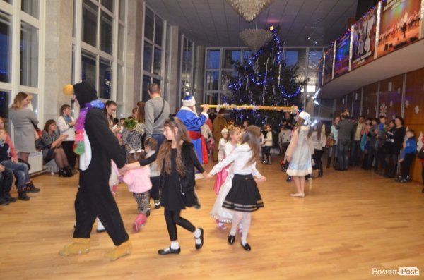  Ялинка, цукерки та мультяшні лемури: луцьким дітям влаштували новорічне свято