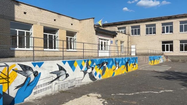 Волинянка розписала картинами сільську школу. ВІДЕО