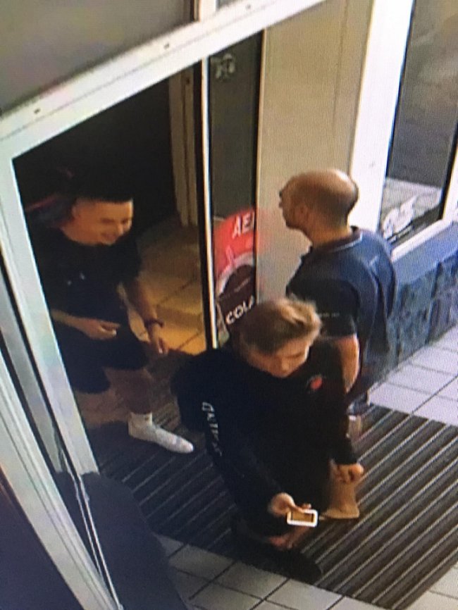 У Луцьку підлітки винесли з магазину телефон. ФОТО