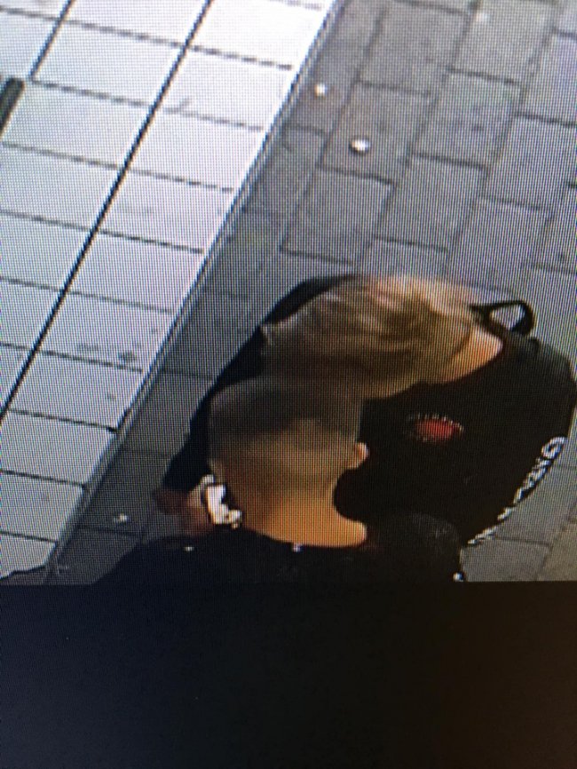 У Луцьку підлітки винесли з магазину телефон. ФОТО