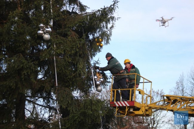 У Нововолинську прикрасили головну ялинку міста. ФОТО