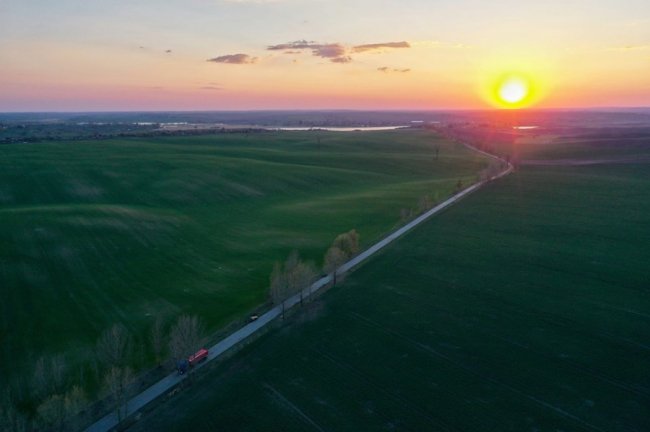 Край неба палає: захопливий захід сонця у волинському селі. ФОТО