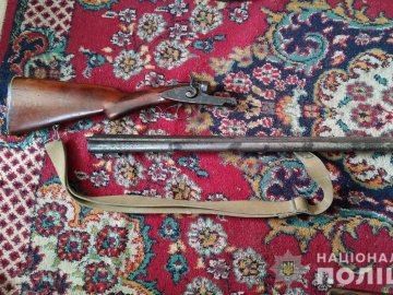 У Володимирі чоловік у шафі зберігав зброю та боєприпаси