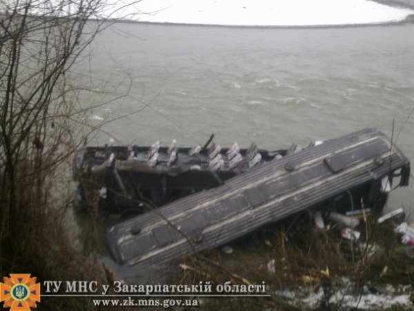 На Закарпатті автобус із пасажирами впав у річку. ФОТО. ВІДЕО
