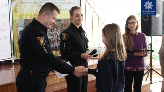 Чотирнадцять школярів з Луцька стали помічниками патрульних 