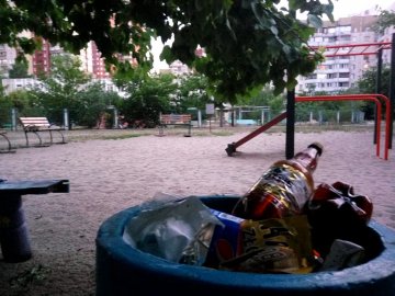 Алкоголь, матюки, крики: лучани потерпають від магазину-«наливайки»