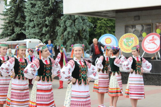 Луцьком пройшла урочиста хода школярів-гуртківців. ФОТО