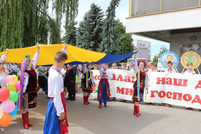 Луцьком пройшла урочиста хода школярів-гуртківців. ФОТО