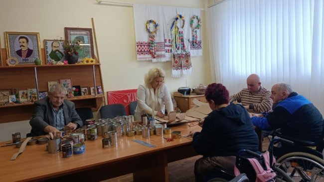 Як мешканці геріатричного пансіонату у Луцьку допомагають ЗСУ