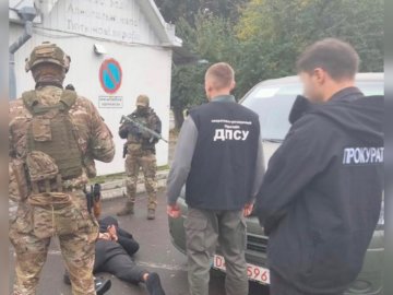 Волинянин допомагав військовозобов’язаним виїжджати за кордон за підробленими відмітками у паспортах