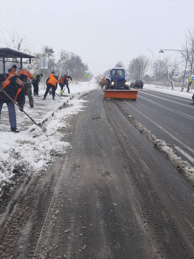 На Волині автошляхи від снігу розчищає понад сотня дорожників