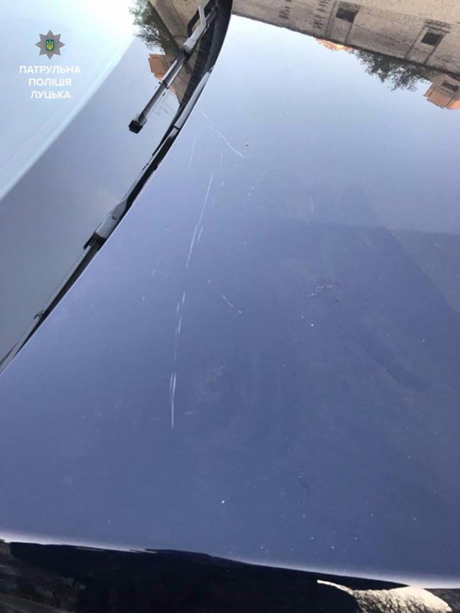 Луцьк: 80-річна бабуся бруківкою пояснила водію, де не можна паркуватися